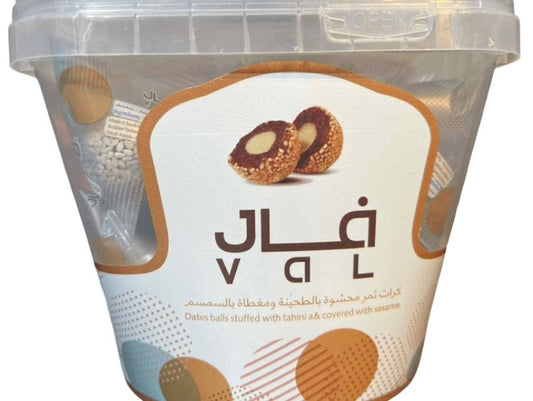 علبة كرات فال التمر محشوة بالطحينية ومغطاة بالسمسم